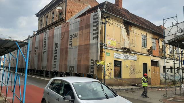 Odlomio se komad fasade u Karlovcu: Ozlijeđena beba!