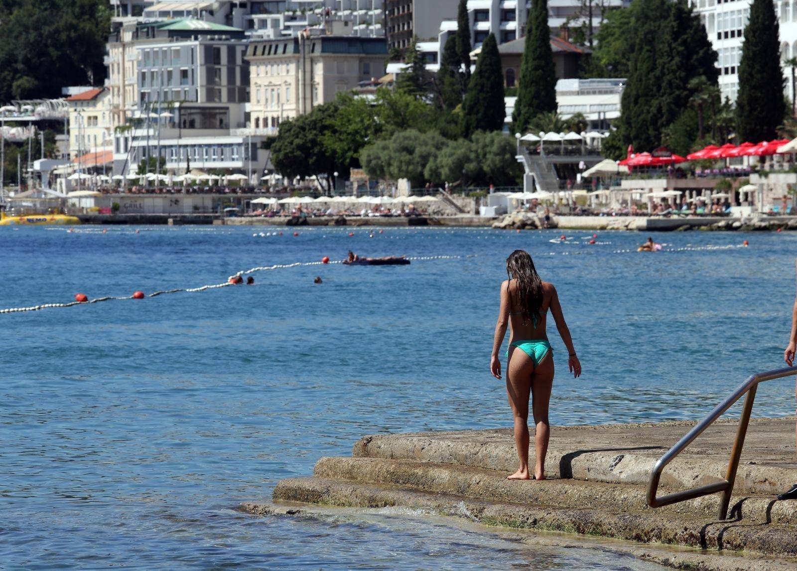 Opatija: Turisti na plažama i šetnicama