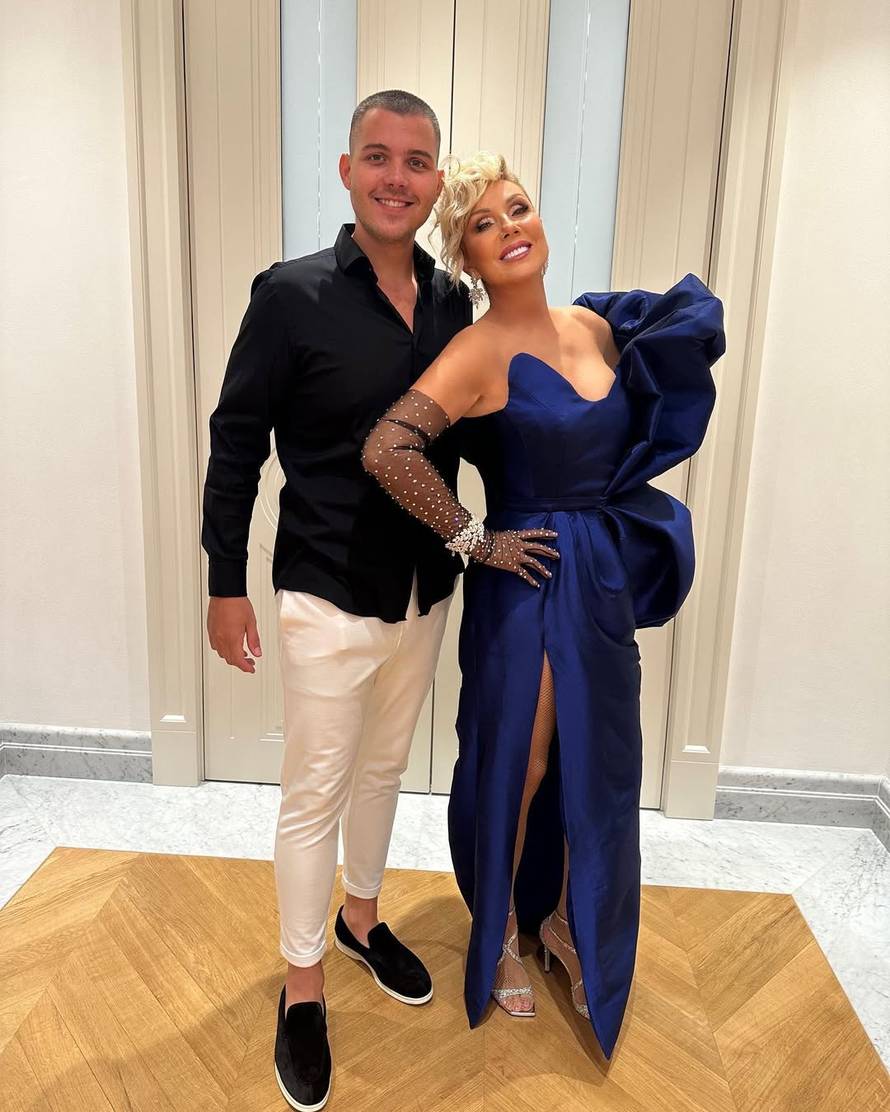 Opuštena Brena bez šminke i sin Viktor uživali u luksuznom letu, pogledajte vi te prizore!