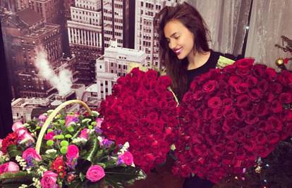 Irina proslavila 29. rođendan: 'Zatrpali' su je buketima ruža