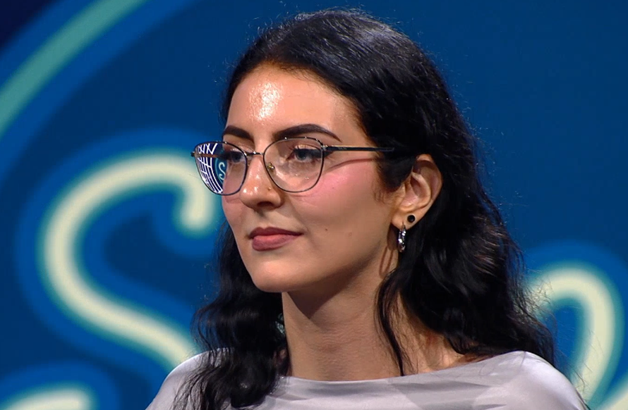 Laura se bavi tarotom, a velika joj je strast i pjevanje: 'Kakva glaščina. Top boja, top sve...'