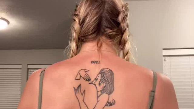 Tetovirala je anđela čuvara na leđima, ali svi vide nešto jako prosto:  'Molim vas, prestanite'