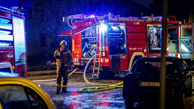 Split: Vatrogasci se bore s požarom drvenog objekta na Sućidru