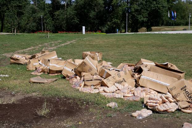 Zagreb: Sendviči i peciva razbacani po Bundeku šest dana nakon Thompsonovog koncerta