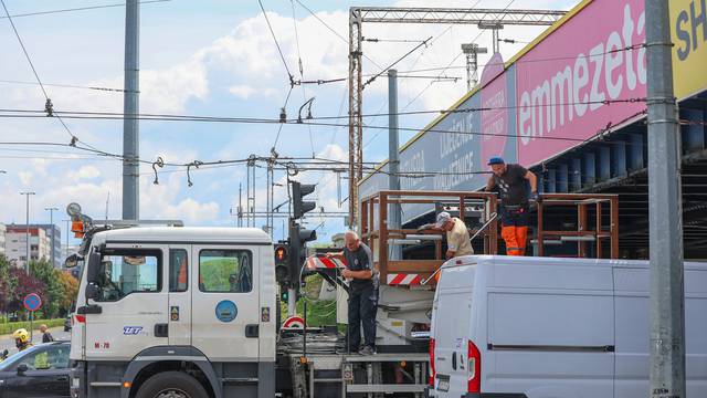 Zagreb: Kamion potrgao tramvajske žice  na uglu Branimirove i Držićeve 