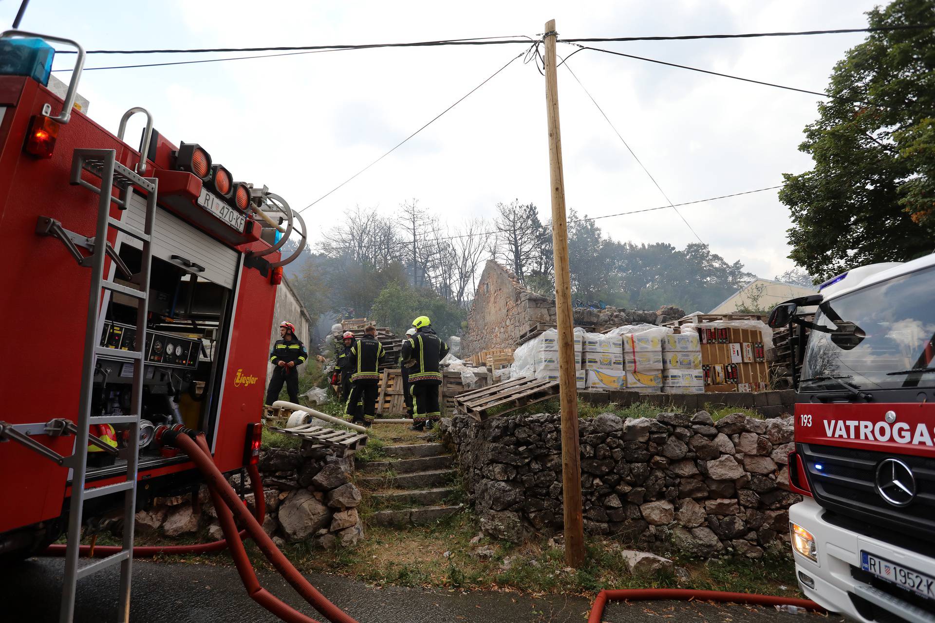 Hreljin: Vatrogasci i mještani gase požar ku?e i šume