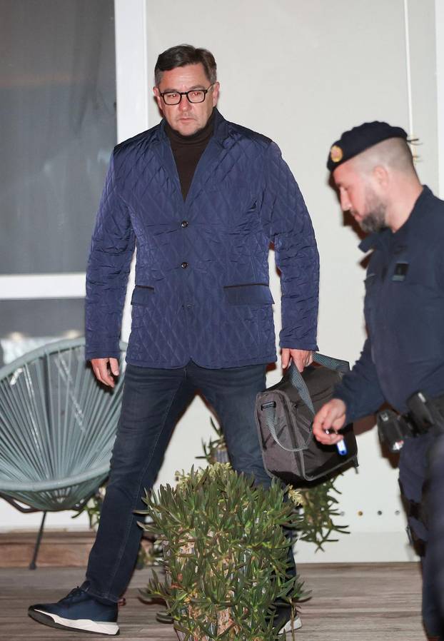 Zagreb: Izlazak Andrije Mikulića i inspektora iz kuće nakon opsežne pretrage