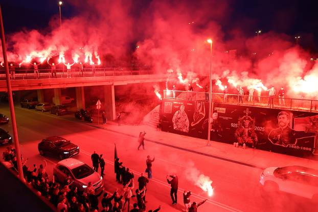 Split: Torcida i HOS zapalili bengalke povodom 35. obljetnice HOS-a