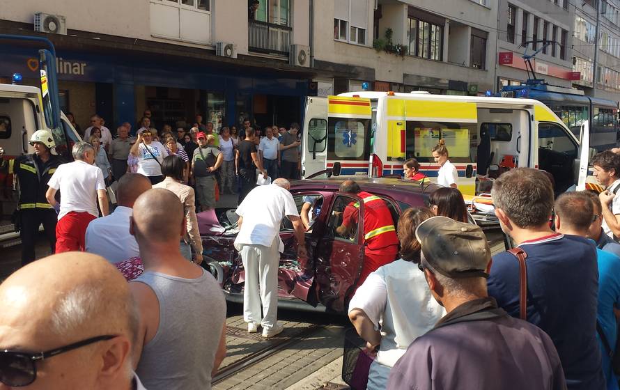 Ozlijeđene su dvije trudnice: U Osijeku tramvaj naletio na auto