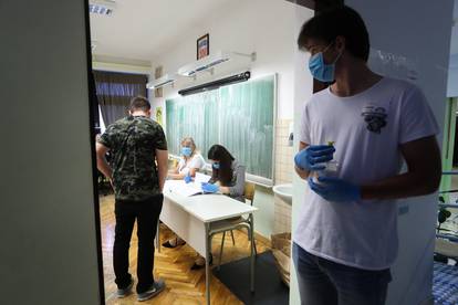 Zagreb: Građani izlaze na birališta na biračkom mjestu u OŠ Medvedgrad