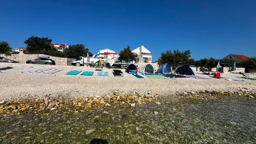 VIDEO Trogirska plaža  prazna, ali nigdje mjesta: ’Red ručnika je, sigurno, nekih 30 metara...'