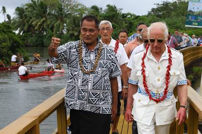 FOTO Charles i Camilla stigli su na Samou, obukli se u bijelo i okitili zanimljivim ogrlicama...