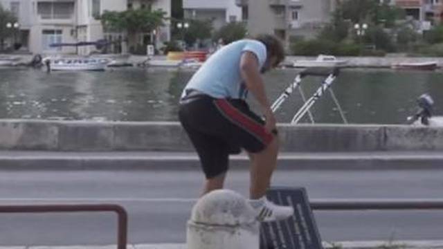 VIDEO Incident u Omišu, mladić razbio ploču na ćirilici i vikao: 'Držite je na drugoj strani Drine'