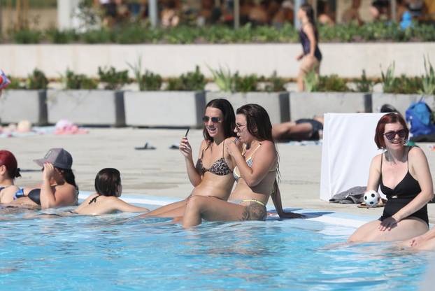 24 SATA: Kupaći uživaju na obnovljenim bazenima Copacabana