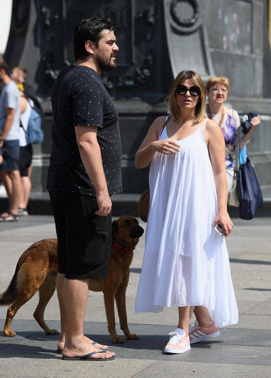 Zagreb: Antonija BlaÄe sa suprugom Hrvojem i psom u Å¡etnji gradom