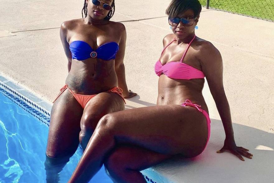 Mama i kćer međusobno si depiliraju bikinije
