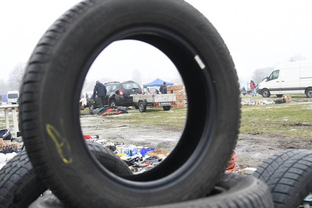 Koprivnica: Zimski uvjeti smanjili broj prodavača na koprivničkom buvljaku