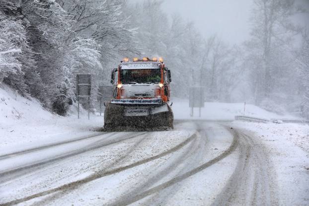Delnice: Snijeg i jak vjetar otežavaju promet