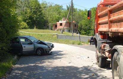 U sudaru auta i kamiona poginula suvozačica (53)