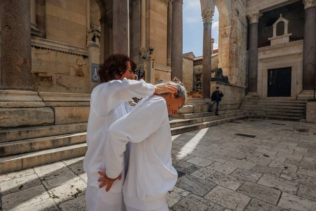 Performans 'Milovanje' na splitskom Peristilu