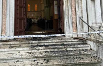 VIDEO Policija traži vandale koji su zapalili vrata crkve u Puli