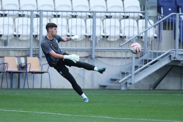 Osijek: Zagrijavanje igrača NK Osijeka prije početka utakmice protiv Vukovara