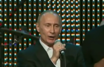 Snimka na kojoj Vladimir Putin pjeva klasik pred holivudskim glumcima opet postala viralna