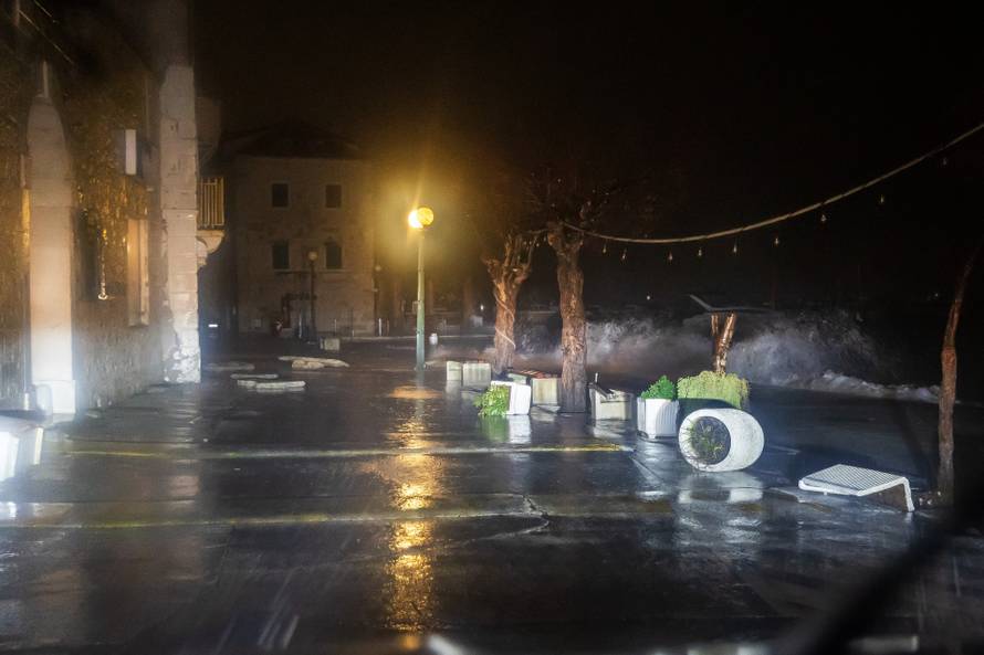 Kaštela: Ciklonalna plima poplavila rivu i okolne ulice