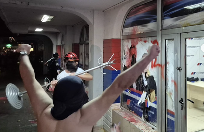 VIDEO Kaos u Srbiji, demolirali prostorije SNS-a, Vučićevi batinaši prebili zastupnika!