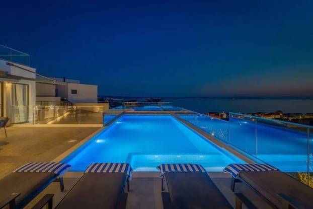 FOTO Ogromna parcela, privatni wellness i čudo od pogleda: Vila u Podstrani čeka novog vlasnika