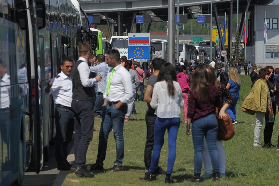 Kaos na Bregani: Ljudi izlaze iz buseva i granicu prelaze pješke