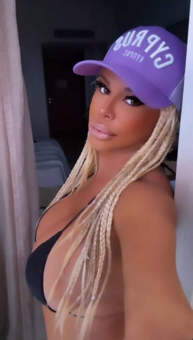 Vrući kadrovi srpske pjevačice: Ljetuje u Grčkoj, u Areni Zagreb dobila spermu od lososa za dar