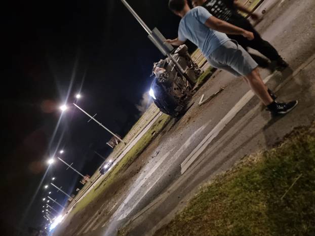 FOTO UŽASA Smrskani BMW na stupu, razbijeni Audi. Izvlačili ženu, muškarac visio s auta