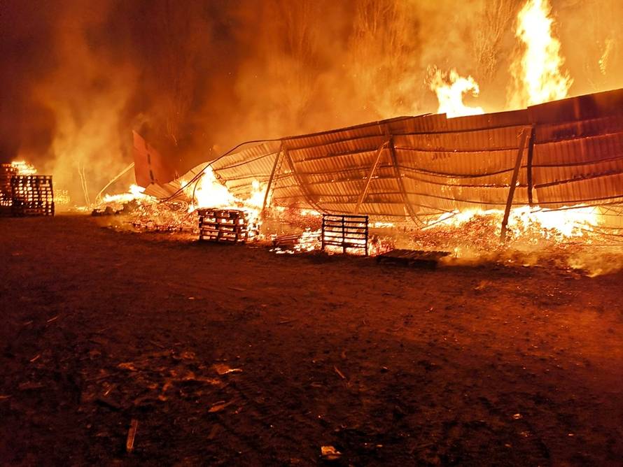Skladište je gorjelo cijelu noć: Vatra istopila metalno krovište