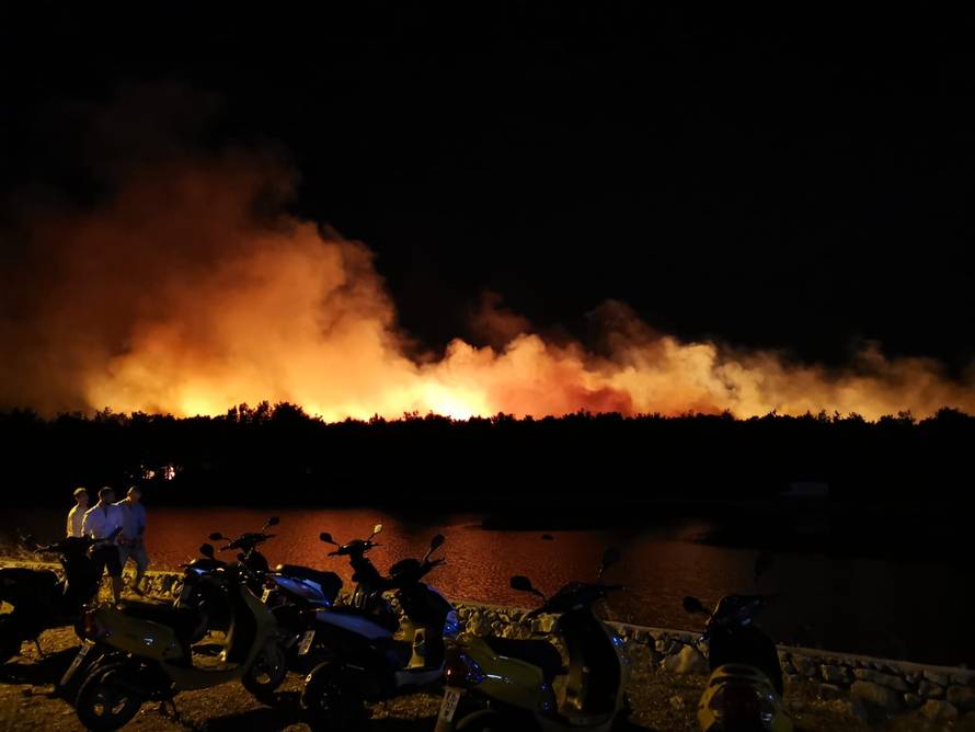 Buktinja na Zrću: Gorjelo cijelu noć, evakuirali su 10.000 ljudi