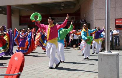 Folkloraši iz Španjolske i Grčke plesali u Karlovcu