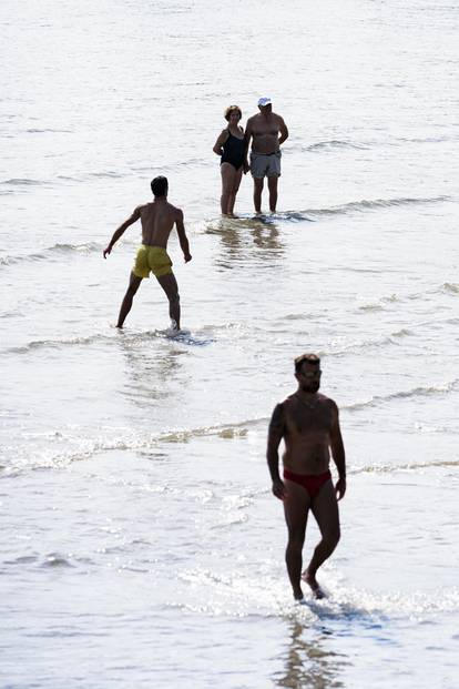 Split: Više temperature izmamile kupače na plažu Bačvice