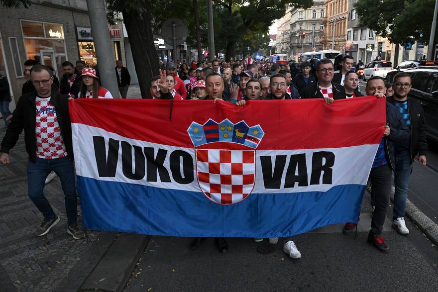 Prag: Hrvatski navijači u korteu idu do stadiona