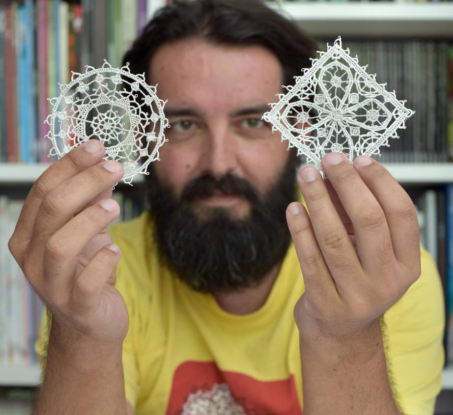 Prvi u Hrvatskoj: Elvis Šmit je jedini diplomirani čipkar s Paga