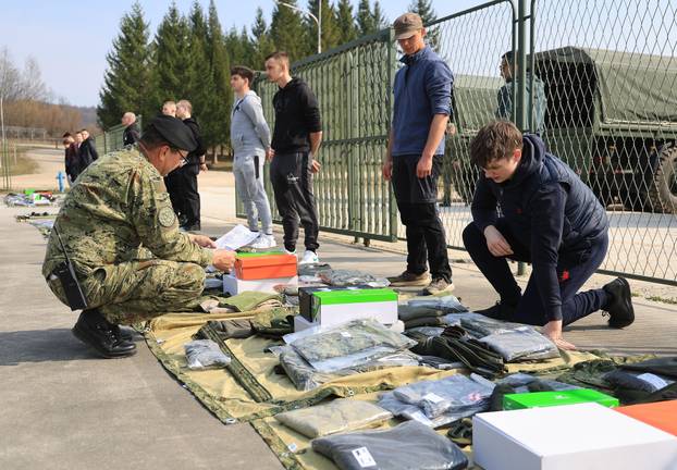 Ministar Anušić i general Kundid na prvom danu TVO-a na Slunju