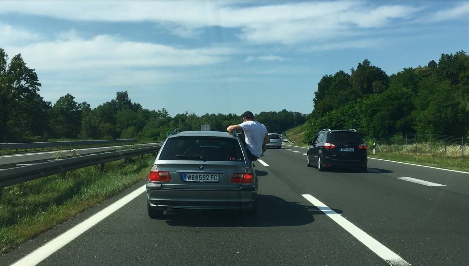 A gdje je mozak? Na autocesti sjeli na prozor i 'potezali' pivo