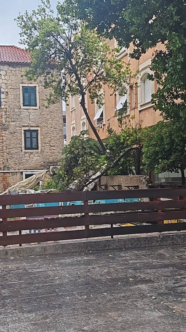 FOTO Split kao nakon tornada! Ovo je prognoza za danas: Za tri regije upalili alarm zbog oluje