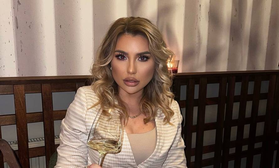 Petra iz 'Braka na prvu' pozirala u oskudnom izdanju, pratitelje zanima samo jedno: 'Čije je to?'