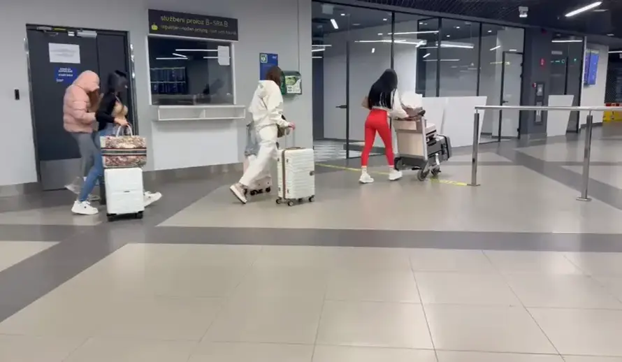 FOTO Avion iz Dubaija sletio u Beograd, evakuirali 200 Srba: 'Vidio sam raketne napade!'