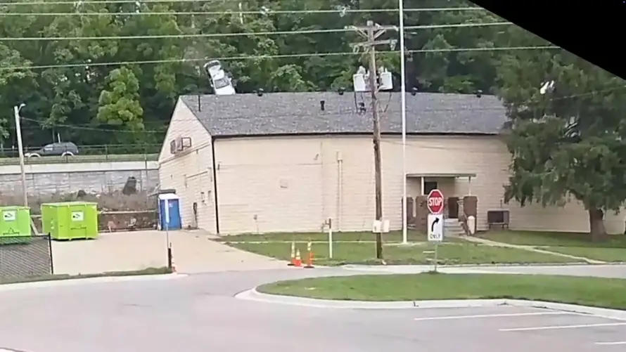 VIDEO Ne moš tu parkirat! Drugi put u tri mjeseca auto im sletio na krov: Taman smo popravljali