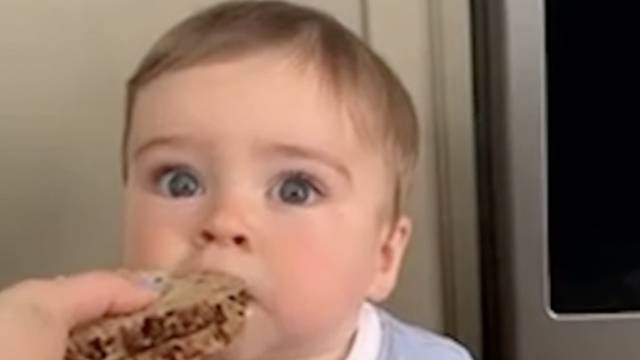 Preslatka beba plače zato što ne može zagristi sendvič: 'Nisam ti ja kriva što još nemaš zube...'