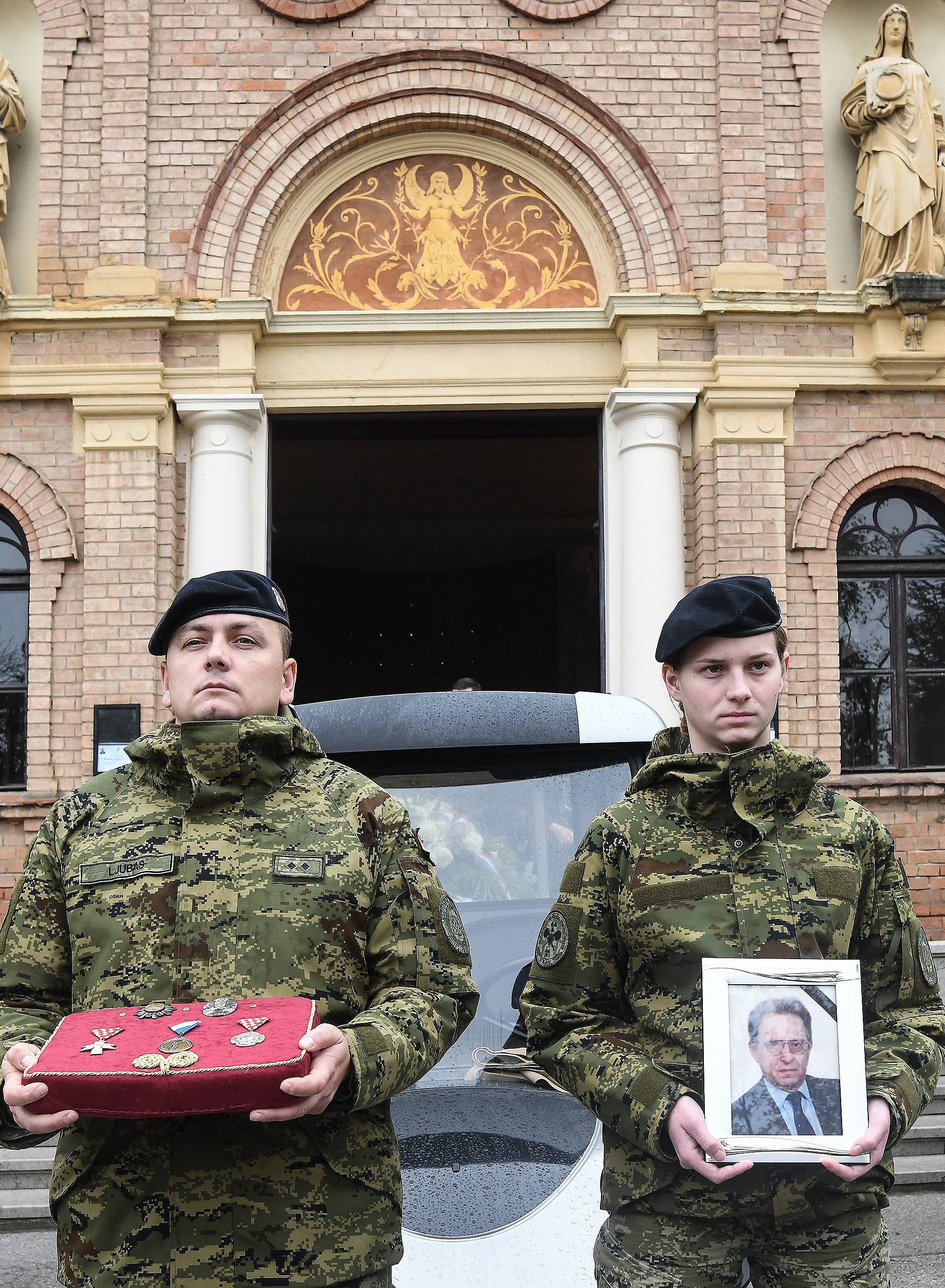 Supruga Dudeka neutješna na sprovodu: 'Ostao si naš pajdaš'