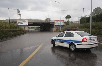 Kiša poplavila podvožnjak, promet satima u kolapsu