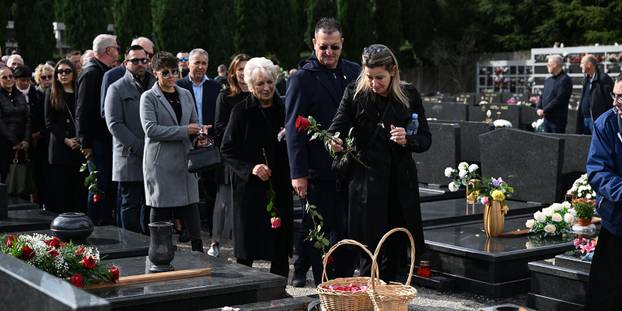 FOTO Armada je uz bakljadu ispratila dopredsjednika Rijeke Deana Šćulca na vječni počinak