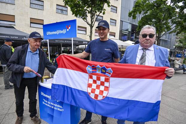 Zagreb: Zajednica utemeljitelja HDZ-a "Dr. Franjo Tuđman" daruje građanima hrvatske zastave